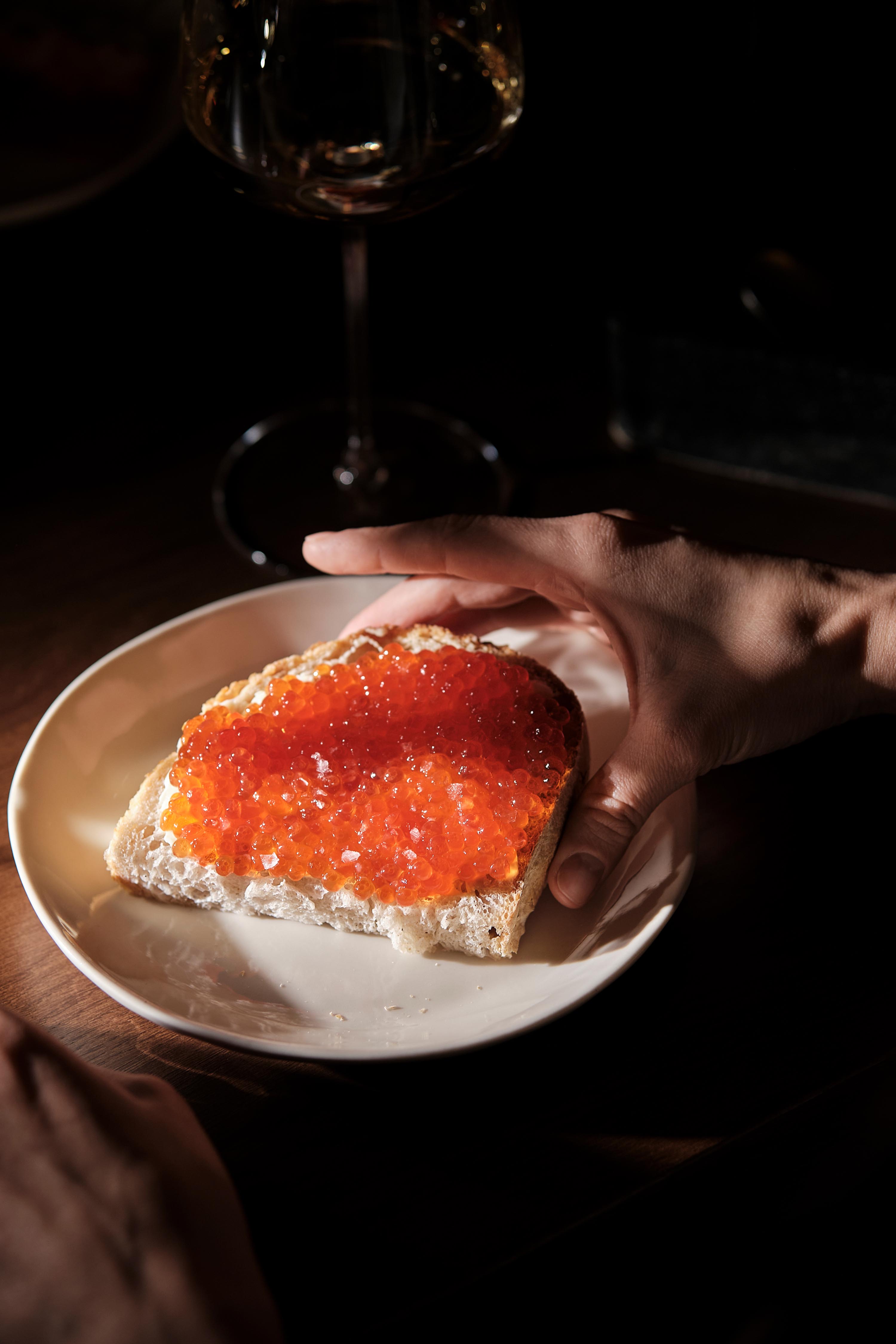 Новости ресторанов: берлинский карривурст, крудо из дорадо и бутерброд с красной икрой (фото 2)