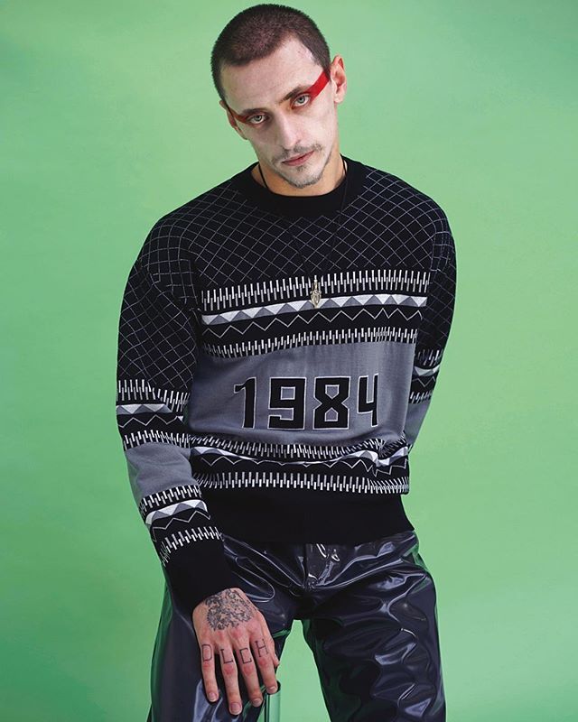 Футболка «Спаси и сохрани» и шапка в виде серпа с молотом: творчество Гоши Рубчинского в 10 фото (фото 1)