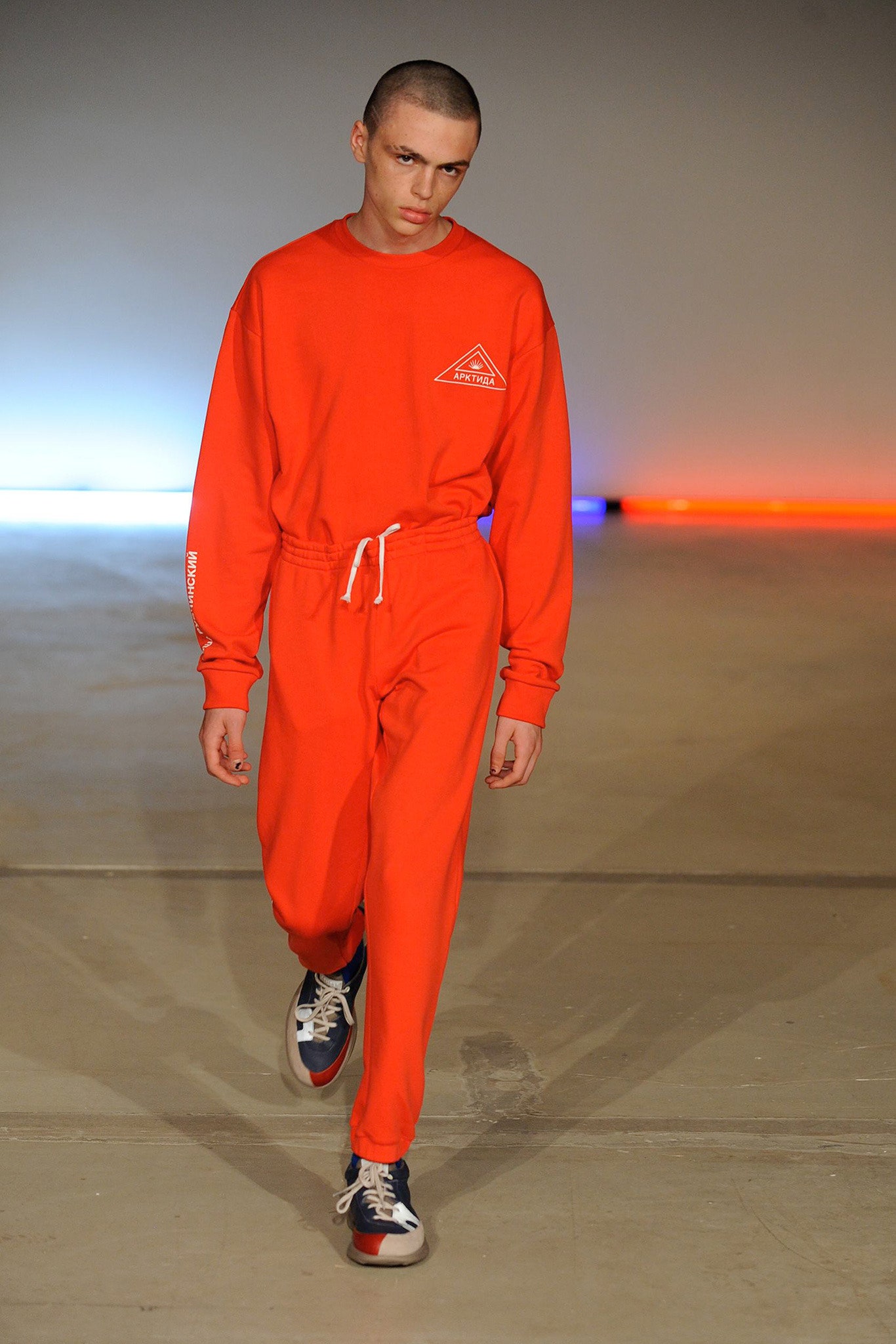 Футболка «Спаси и сохрани» и шапка в виде серпа с молотом: творчество Гоши Рубчинского в 10 фото (фото 2)