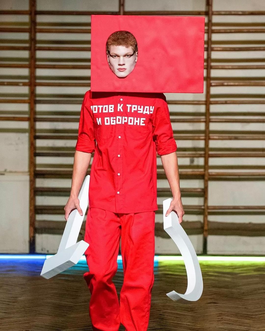 Футболка «Спаси и сохрани» и шапка в виде серпа с молотом: творчество Гоши Рубчинского в 10 фото (фото 3)