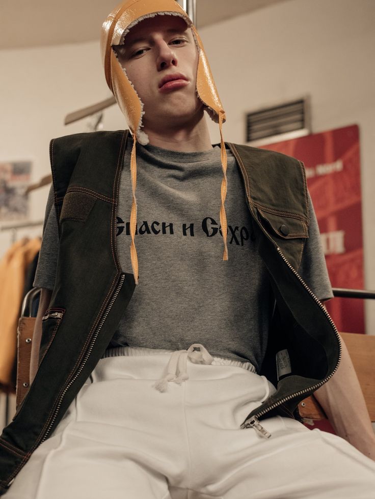 Футболка «Спаси и сохрани» и шапка в виде серпа с молотом: творчество Гоши Рубчинского в 10 фото (фото 4)