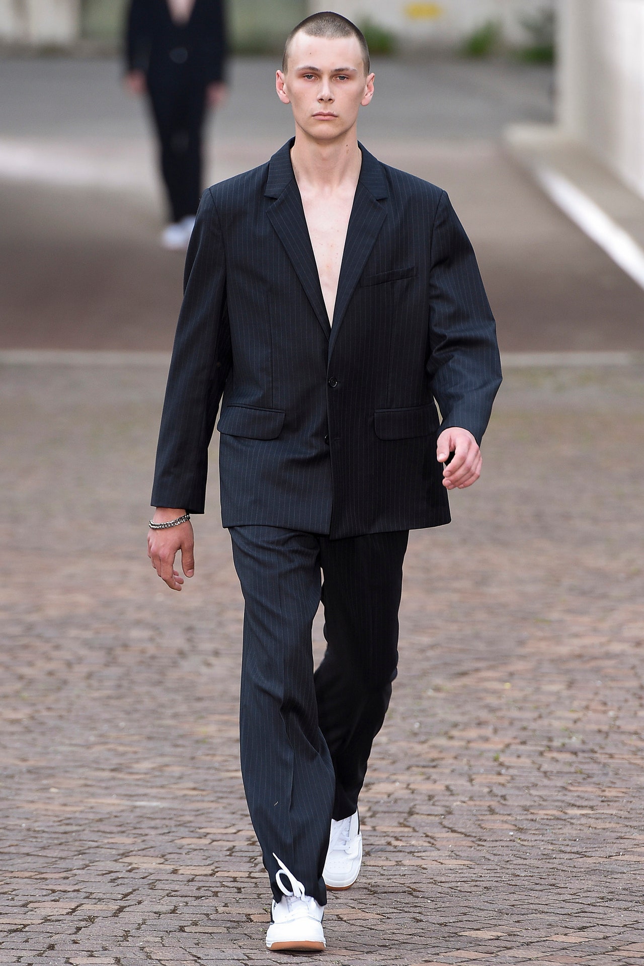 Футболка «Спаси и сохрани» и шапка в виде серпа с молотом: творчество Гоши Рубчинского в 10 фото (фото 5)