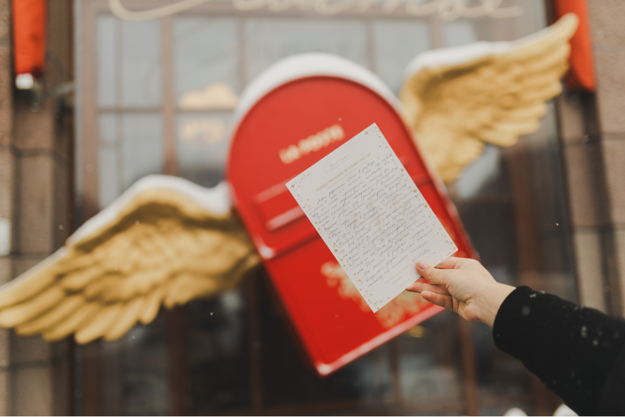 На Исаакиевской площади заработал благотворительный почтовый ящик (фото 1)