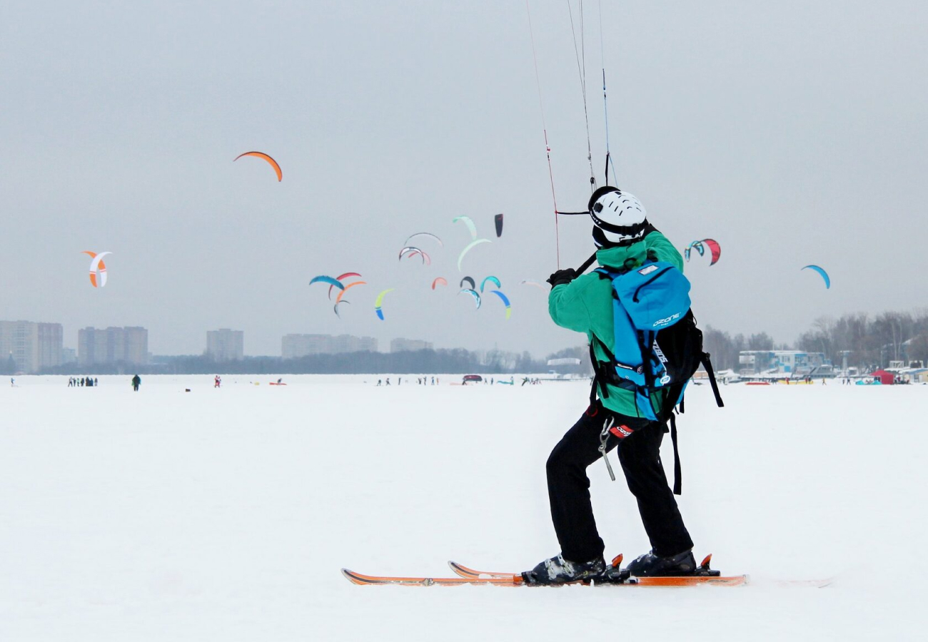 Сноукайтинг, купание в проруби и керлинг: зимние виды спорта для тех, кто не сидит на месте в новогодние праздники (фото 7)