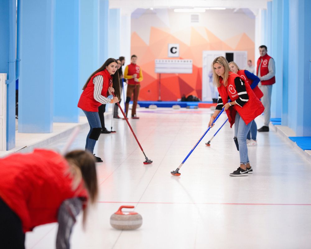 Сноукайтинг, купание в проруби и керлинг: зимние виды спорта для тех, кто не сидит на месте в новогодние праздники (фото 11)