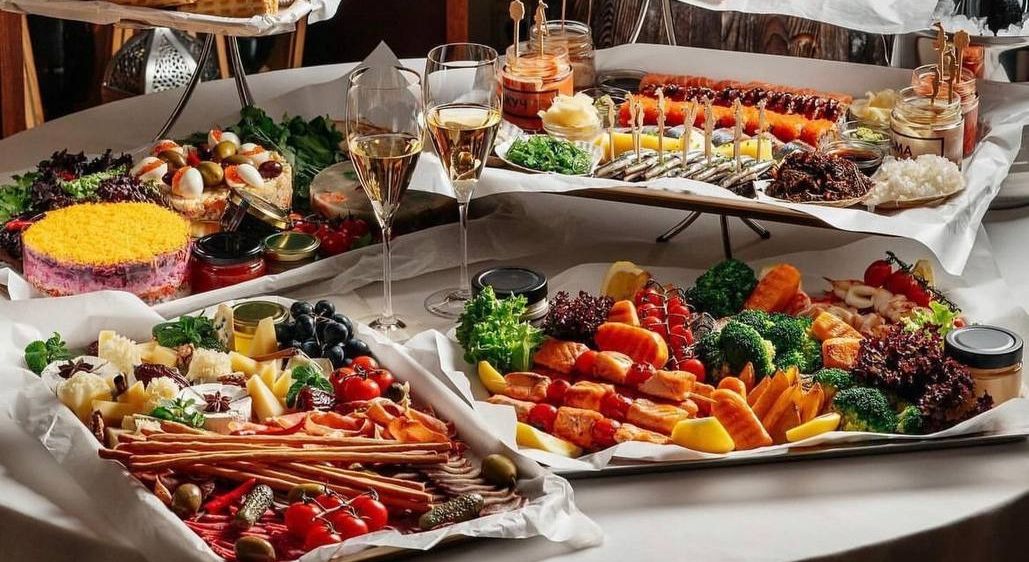 Заливная не рыба, сморреброд и эклеры с крабом: что и где заказать к новогоднему столу (фото 1)