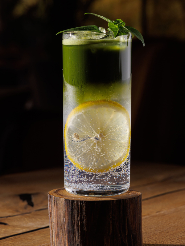 Малиновый джин-тоник и смородиновый сауэр: классные коктейли от шеф-бармена, которые легко повторить дома (18+) (фото 3)