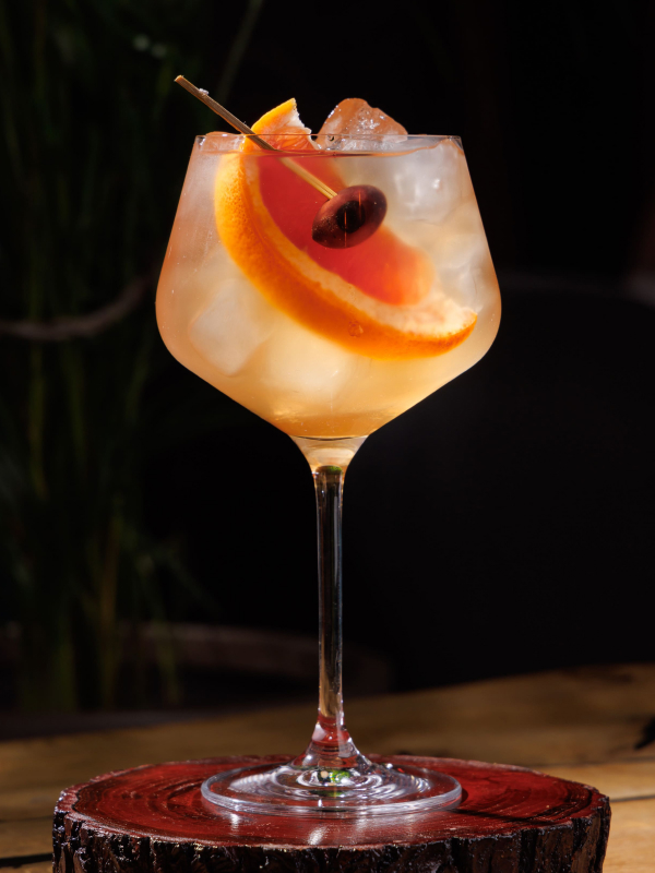 Малиновый джин-тоник и смородиновый сауэр: классные коктейли от шеф-бармена, которые легко повторить дома (18+) (фото 6)