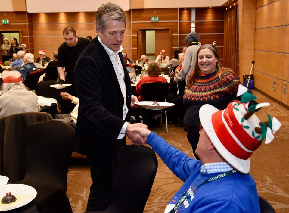 Хью Грант поучаствовал в благотворительном обеде для одиноких пенсионеров (фото 1)