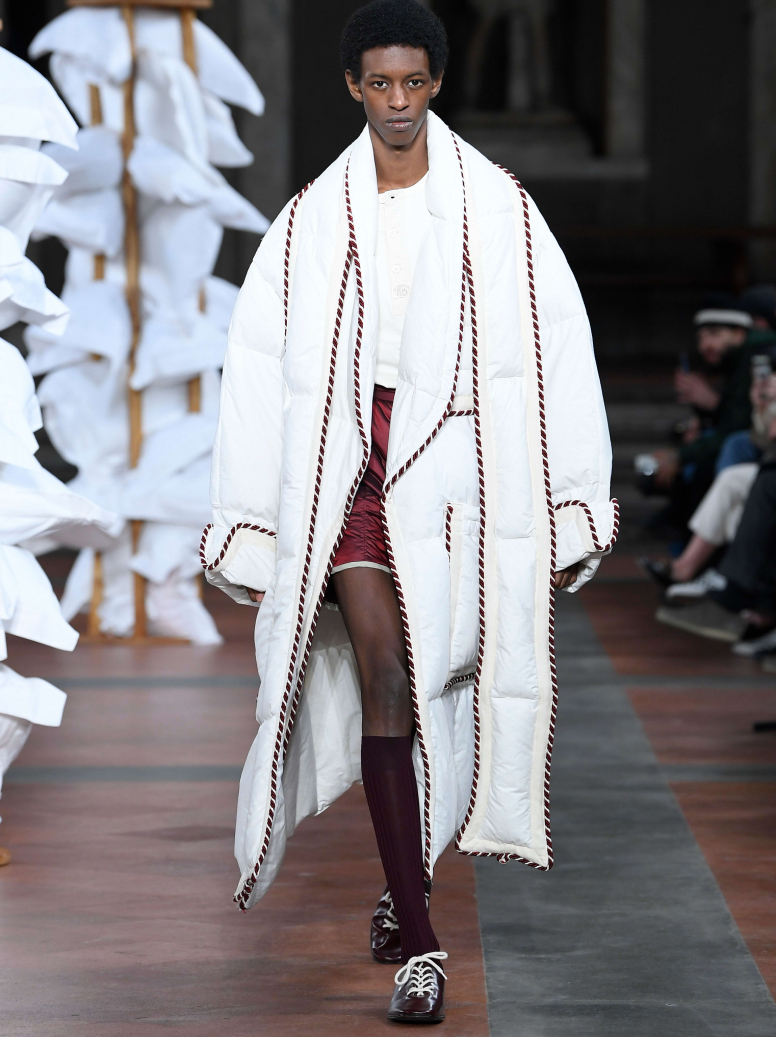 Широкие плечи, деним и дедушкин свитер: 7 трендов мужской моды с выставки Pitti Uomo (фото 3)