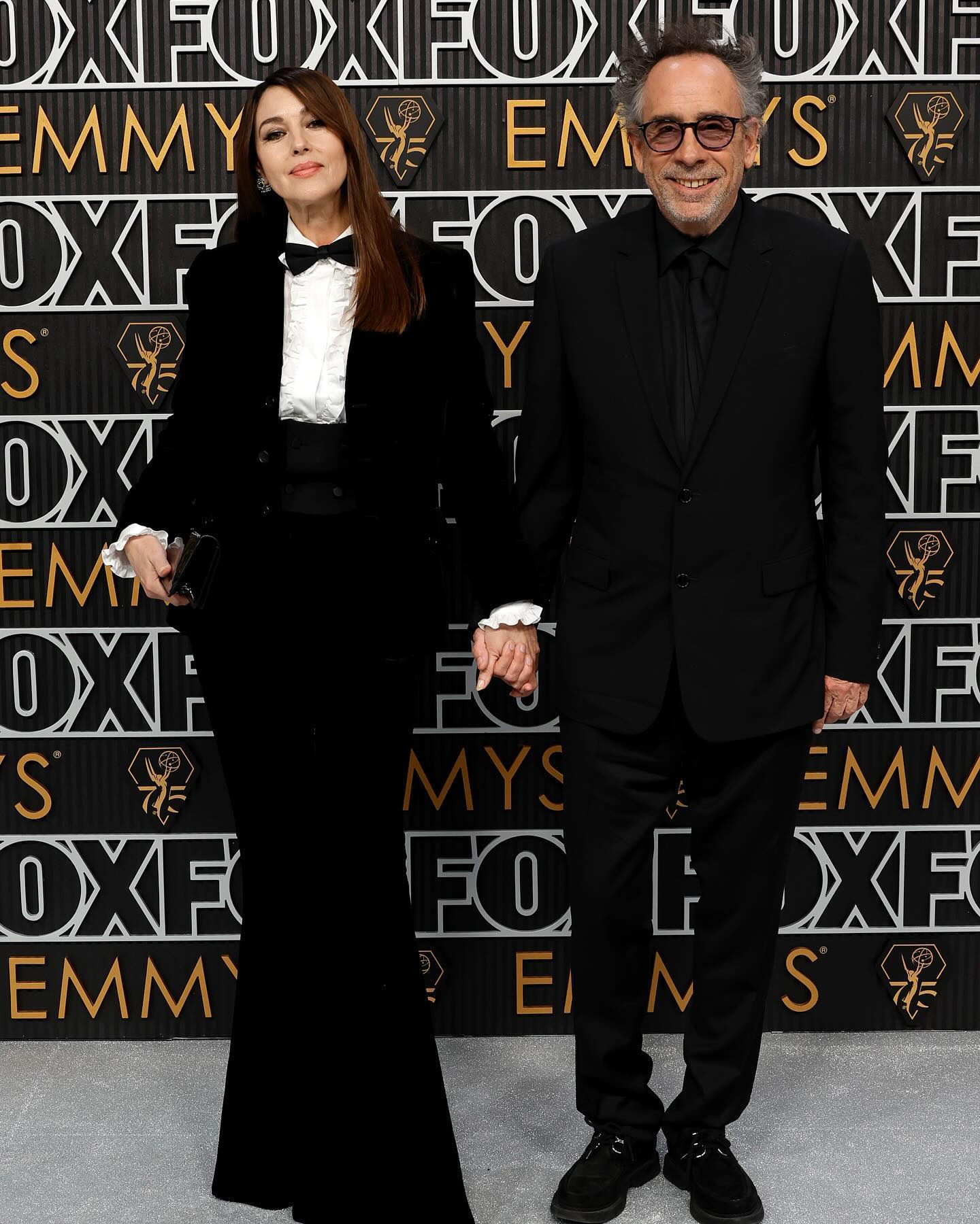 Моника Белуччи в Saint Laurent и Селена Гомес в Oscar de la Renta: ковровая дорожка 75-й церемонии «Эмми» (фото 4)