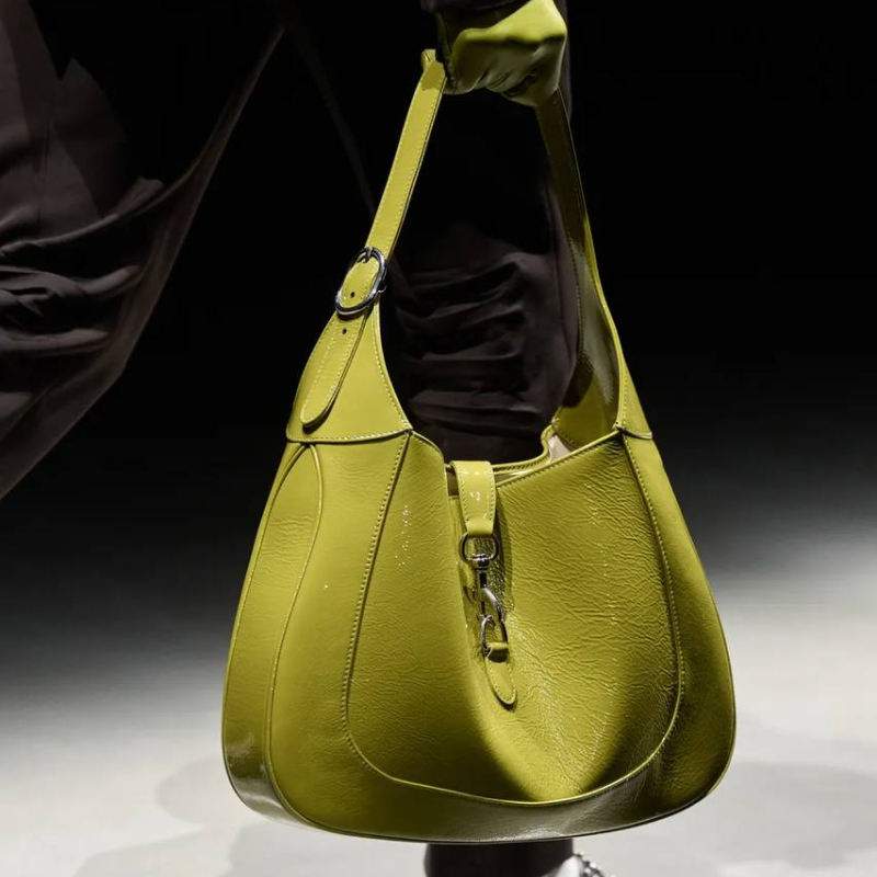 Кашемировый кардиган, сумка Jackie 1961, джинсы-подкова: только 5 покупок в 2024 году. Выбор BURO. (фото 2)