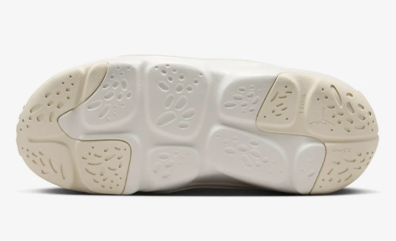 Nike выпустил резиновые сабо Jordan Roam (фото 4)