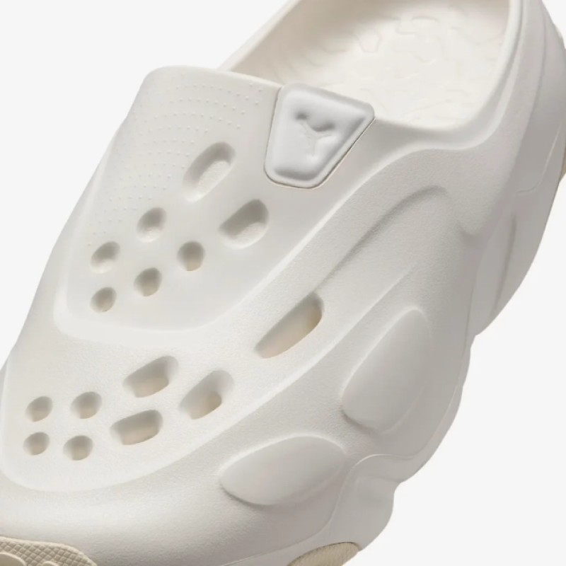 Nike выпустил резиновые сабо Jordan Roam (фото 2)