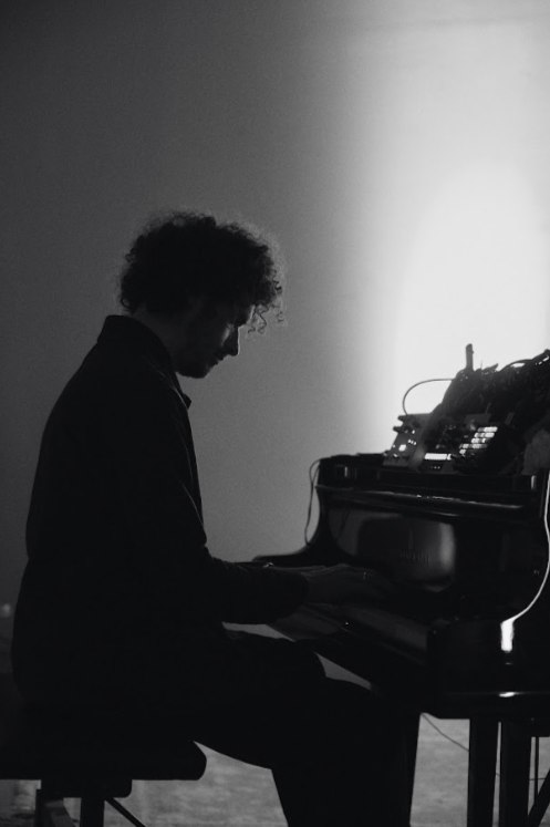 В ДК «Рассвет» пройдет концерт композитора-неоклассика Димы Устинова (фото 3)