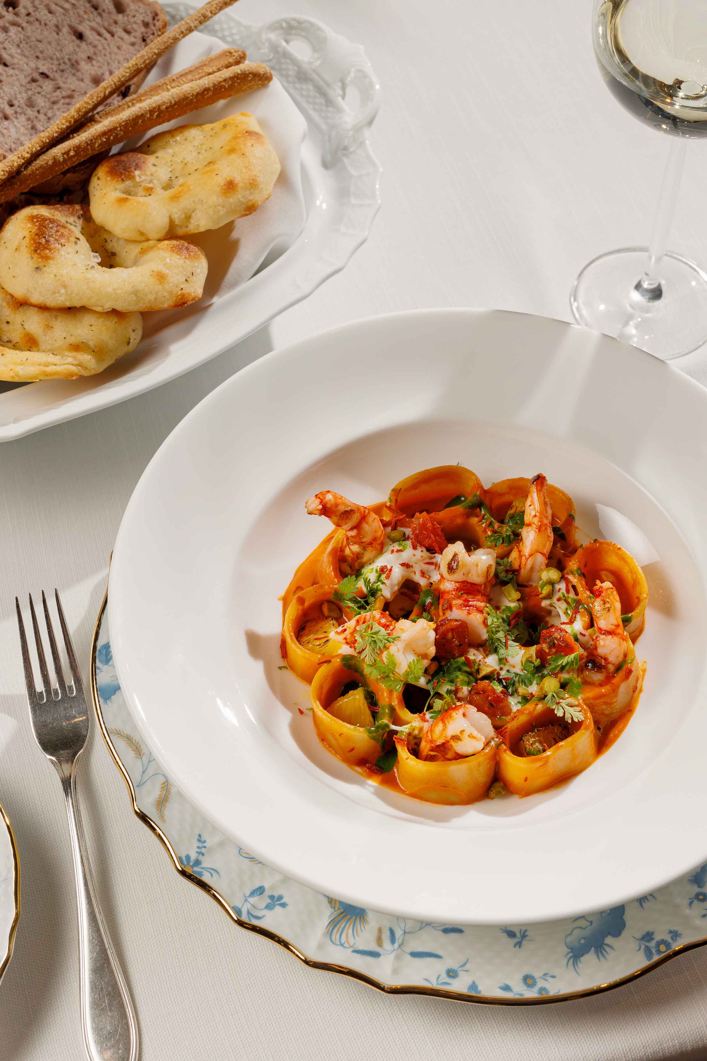 Новости ресторанов: даниш с кремом из арахиса и хурмой, открытие новоорлеанского поп-ап проекта и другие идеи на 14 февраля (фото 9)