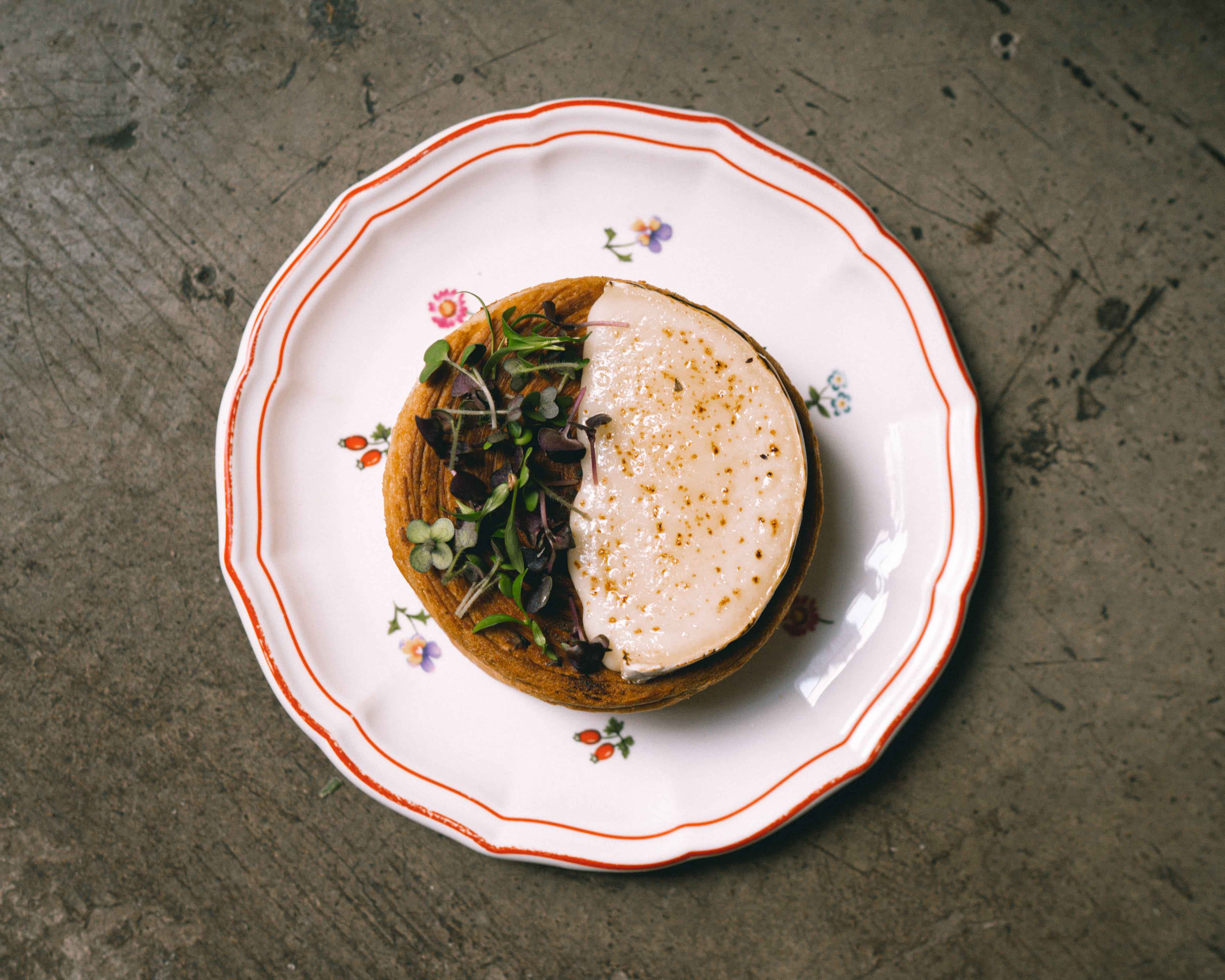 Новости ресторанов: даниш с кремом из арахиса и хурмой, открытие новоорлеанского поп-ап проекта и другие идеи на 14 февраля (фото 14)