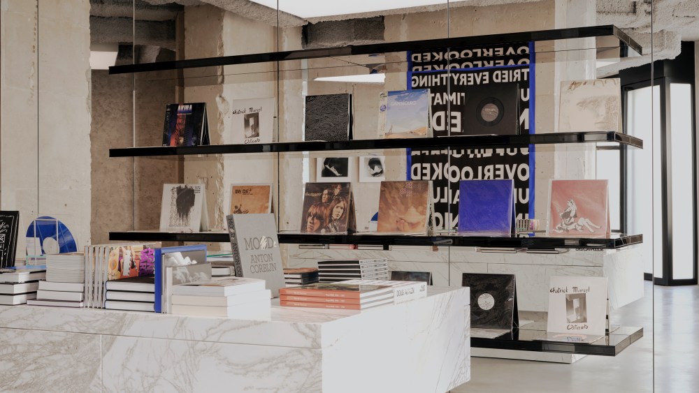 Saint Laurent открыл магазин музыкальных пластинок и книг в Париже (фото 1)