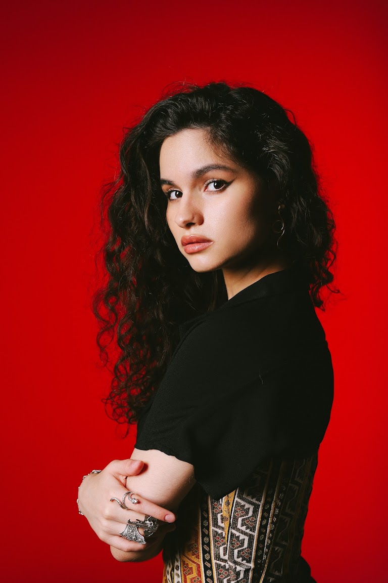 Новое имя: певица ALMARY взлетела до пятого места в чарте «Яндекс Музыки» с дебютным треком (фото 6)