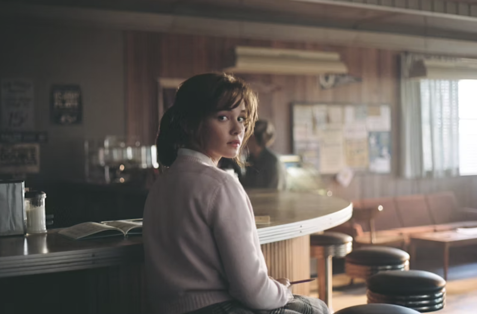 Как менялись костюмы по мере взросления главной героини «Присциллы» Софии Копполы (фото 2)