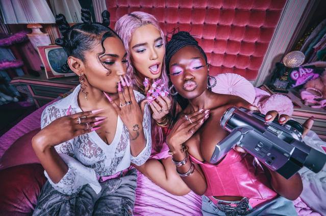 Ники Минаж запускает бизнес по производству накладных ногтей (фото 2)