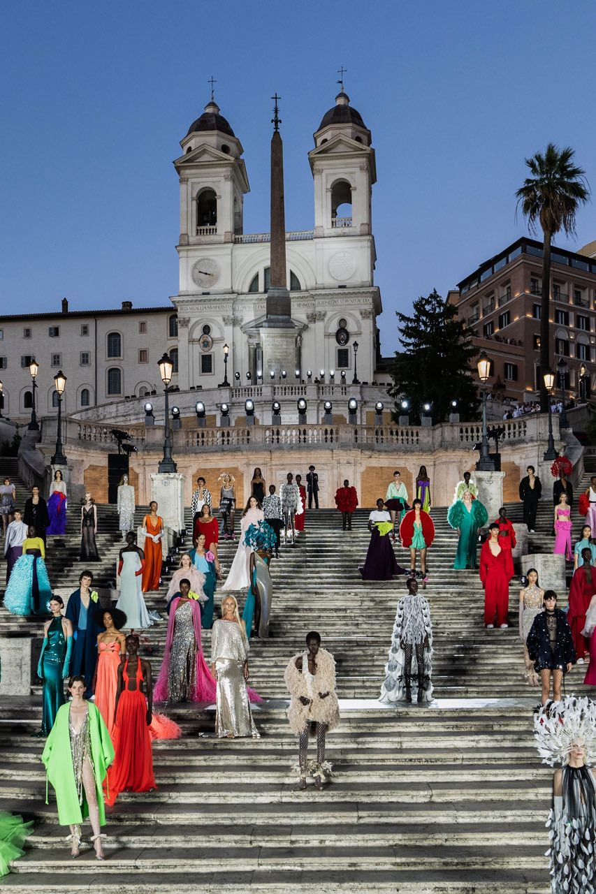 Pink PP и выход с командой: чем запомнилась эпоха Пьерпаоло Пиччоли в Valentino (фото 38)