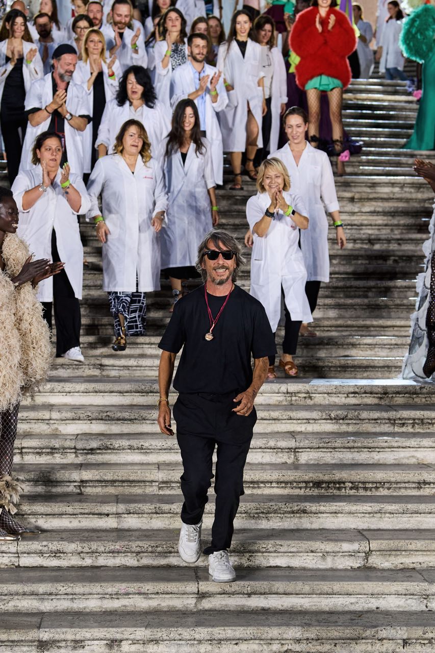 Pink PP и выход с командой: чем запомнилась эпоха Пьерпаоло Пиччоли в Valentino (фото 42)