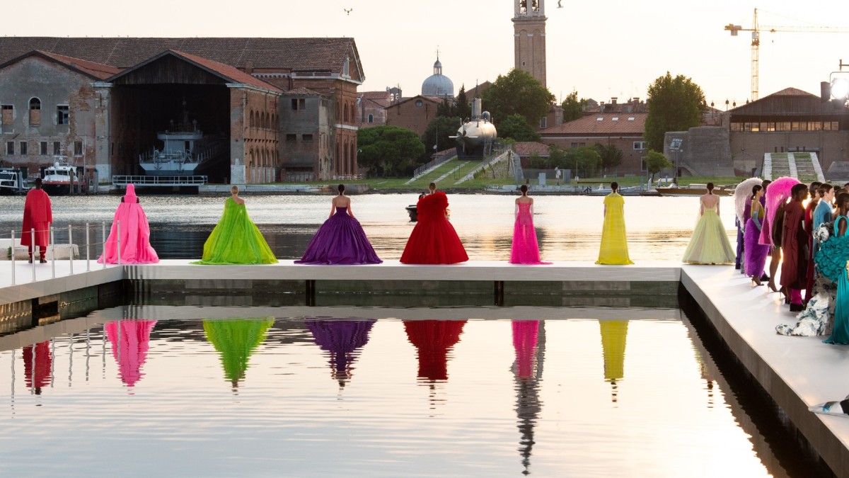 Pink PP и выход с командой: чем запомнилась эпоха Пьерпаоло Пиччоли в Valentino (фото 40)