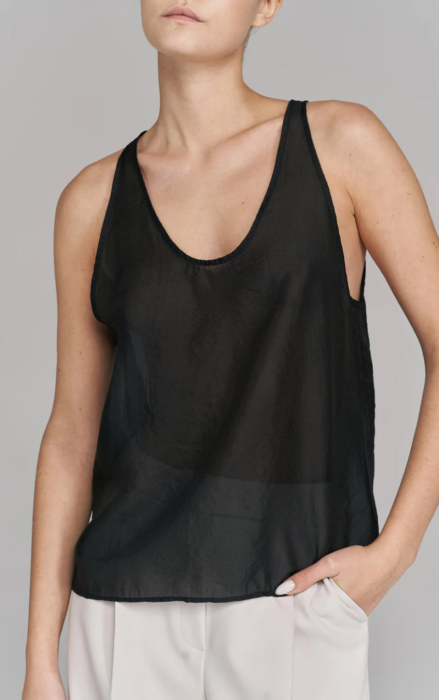 Прозрачная юбка и «плотный» верх — самое модное сочетание сезона весна-лето 2024. Инструкция по применению (фото 20)