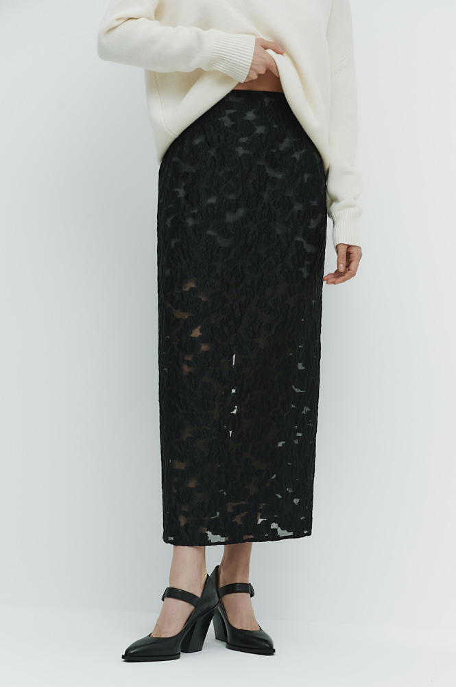 Прозрачная юбка и «плотный» верх — самое модное сочетание сезона весна-лето 2024. Инструкция по применению (фото 9)