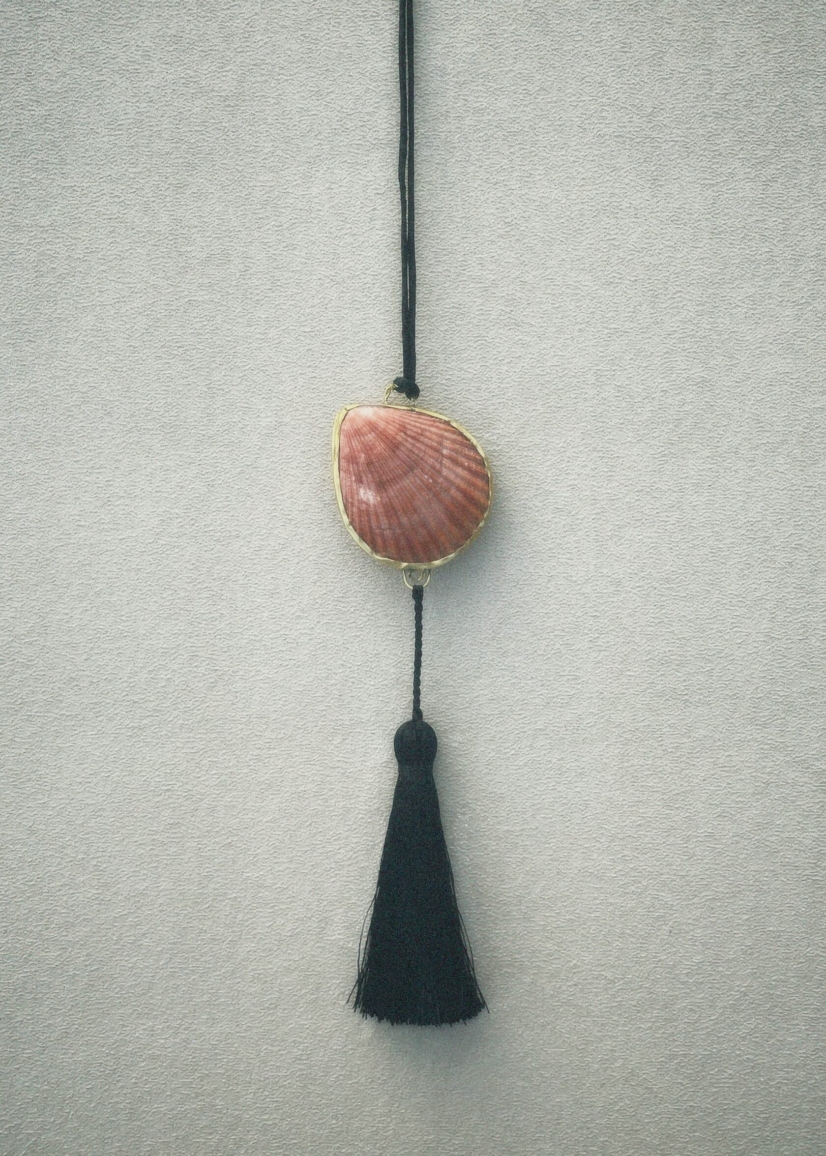 Прозрачная юбка и «плотный» верх — самое модное сочетание сезона весна-лето 2024. Инструкция по применению (фото 16)