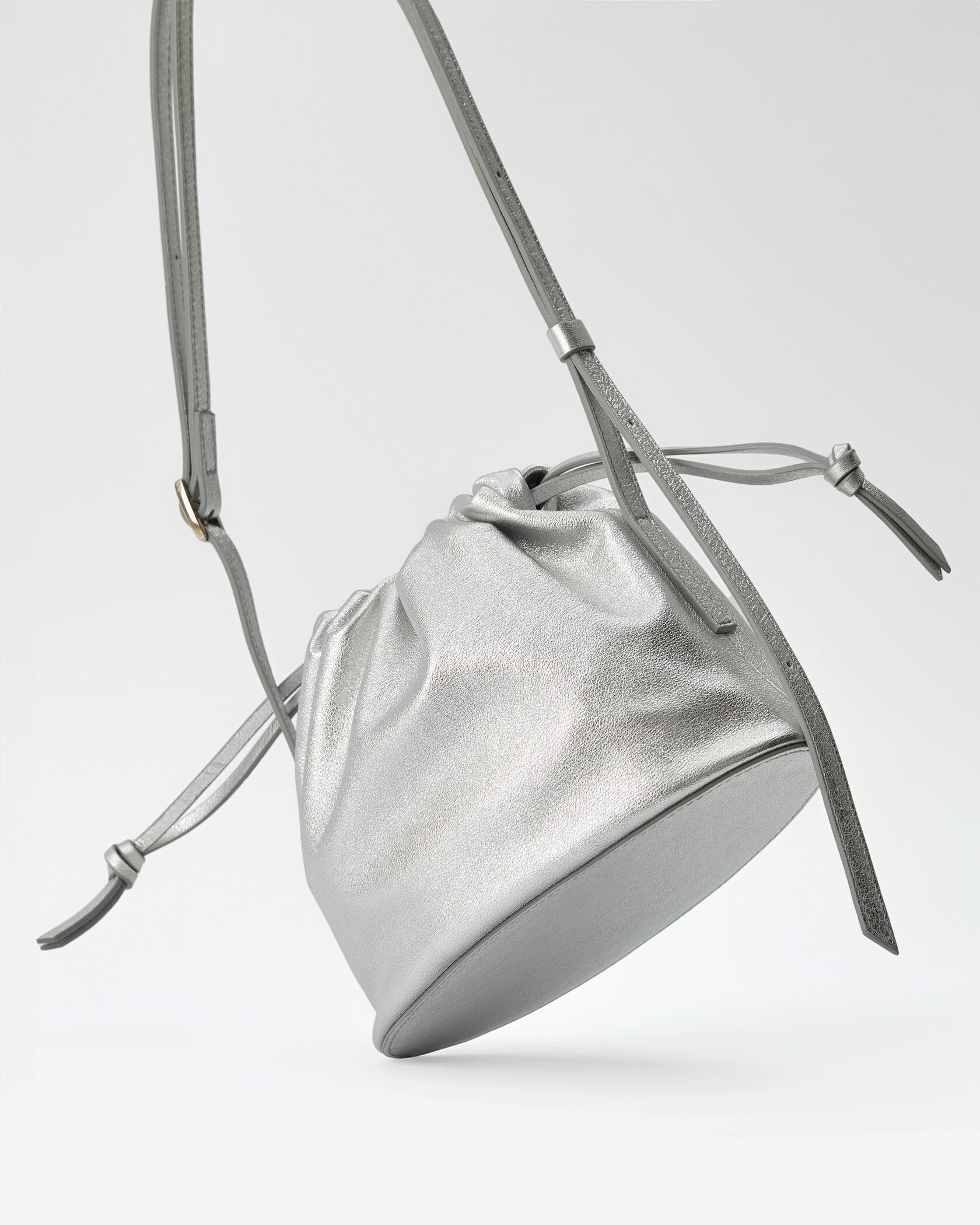 Прозрачная юбка и «плотный» верх — самое модное сочетание сезона весна-лето 2024. Инструкция по применению (фото 23)