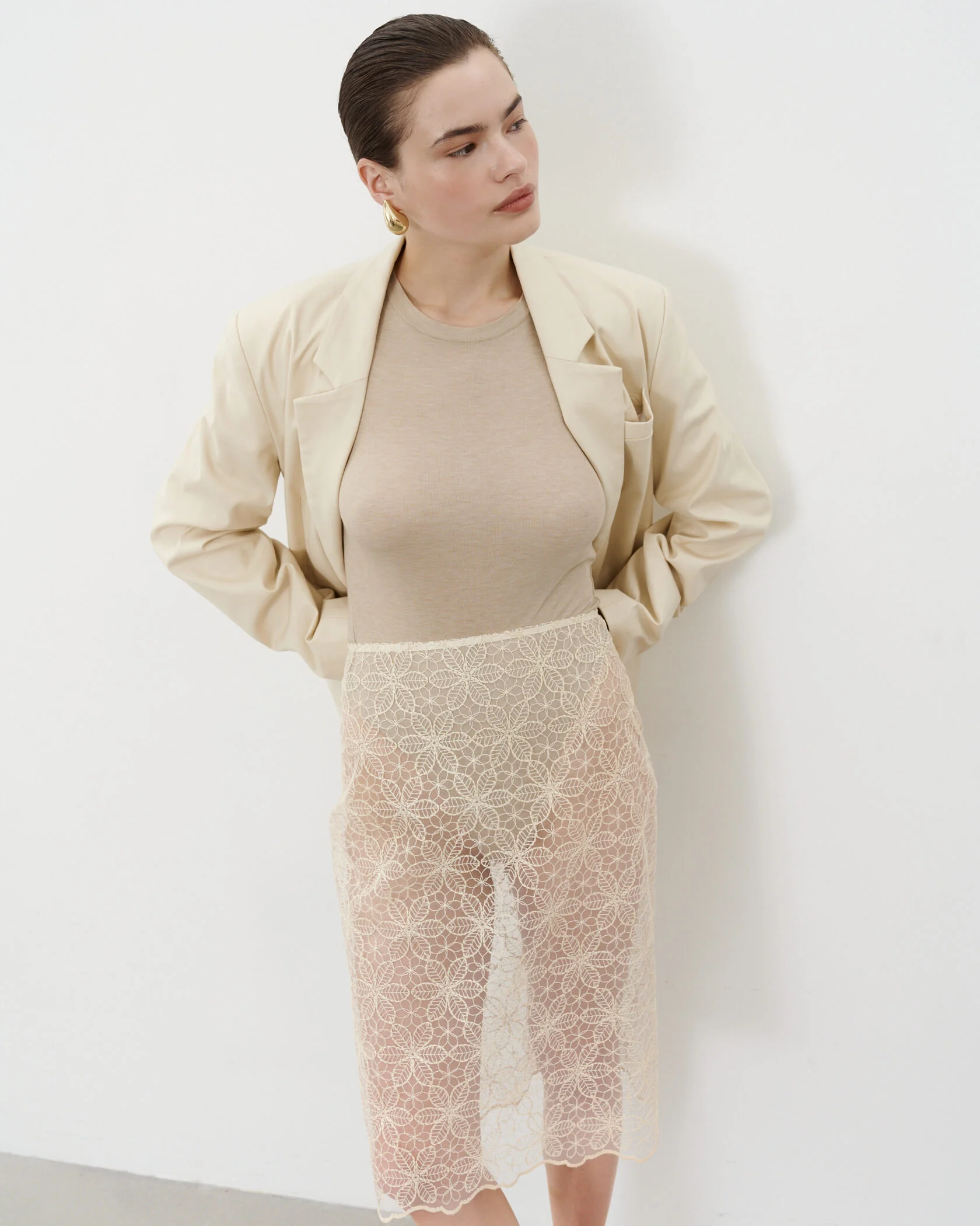 Прозрачная юбка и «плотный» верх — самое модное сочетание сезона весна-лето 2024. Инструкция по применению (фото 3)