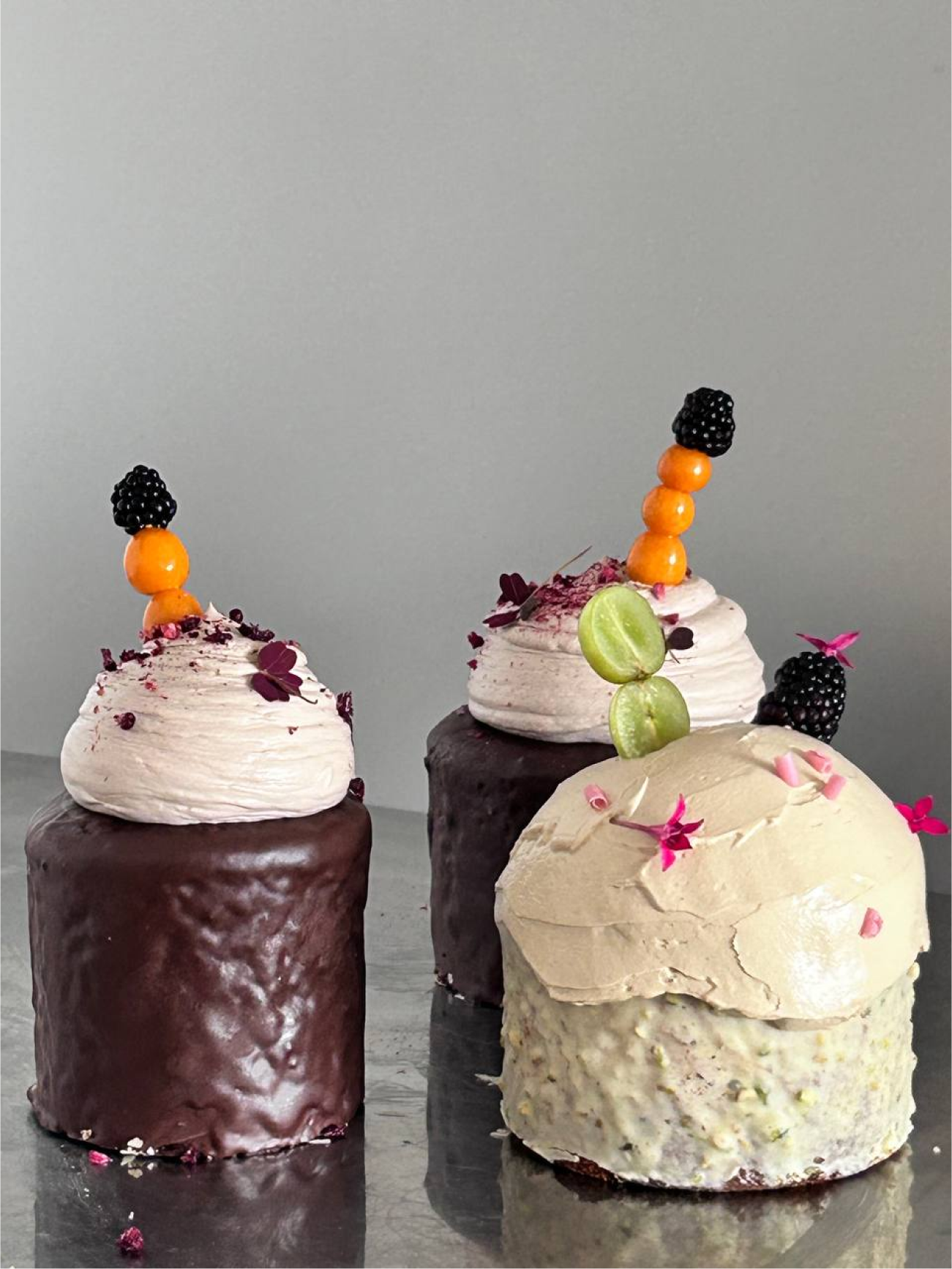 Карамельные банты на куличах и яйца в прозрачном шифоне: выбираем сет-дизайн на Пасху (фото 5)