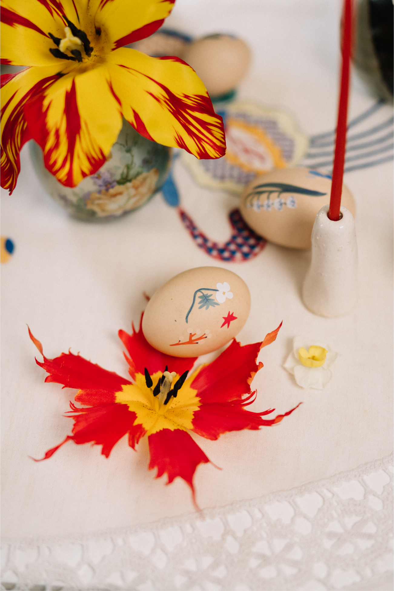 Карамельные банты на куличах и яйца в прозрачном шифоне: выбираем сет-дизайн на Пасху (фото 10)