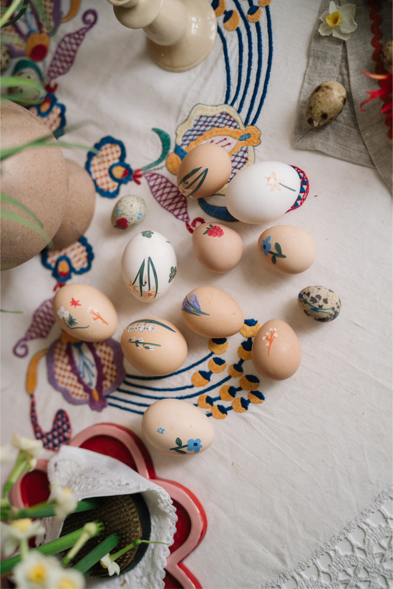 Карамельные банты на куличах и яйца в прозрачном шифоне: выбираем сет-дизайн на Пасху (фото 8)