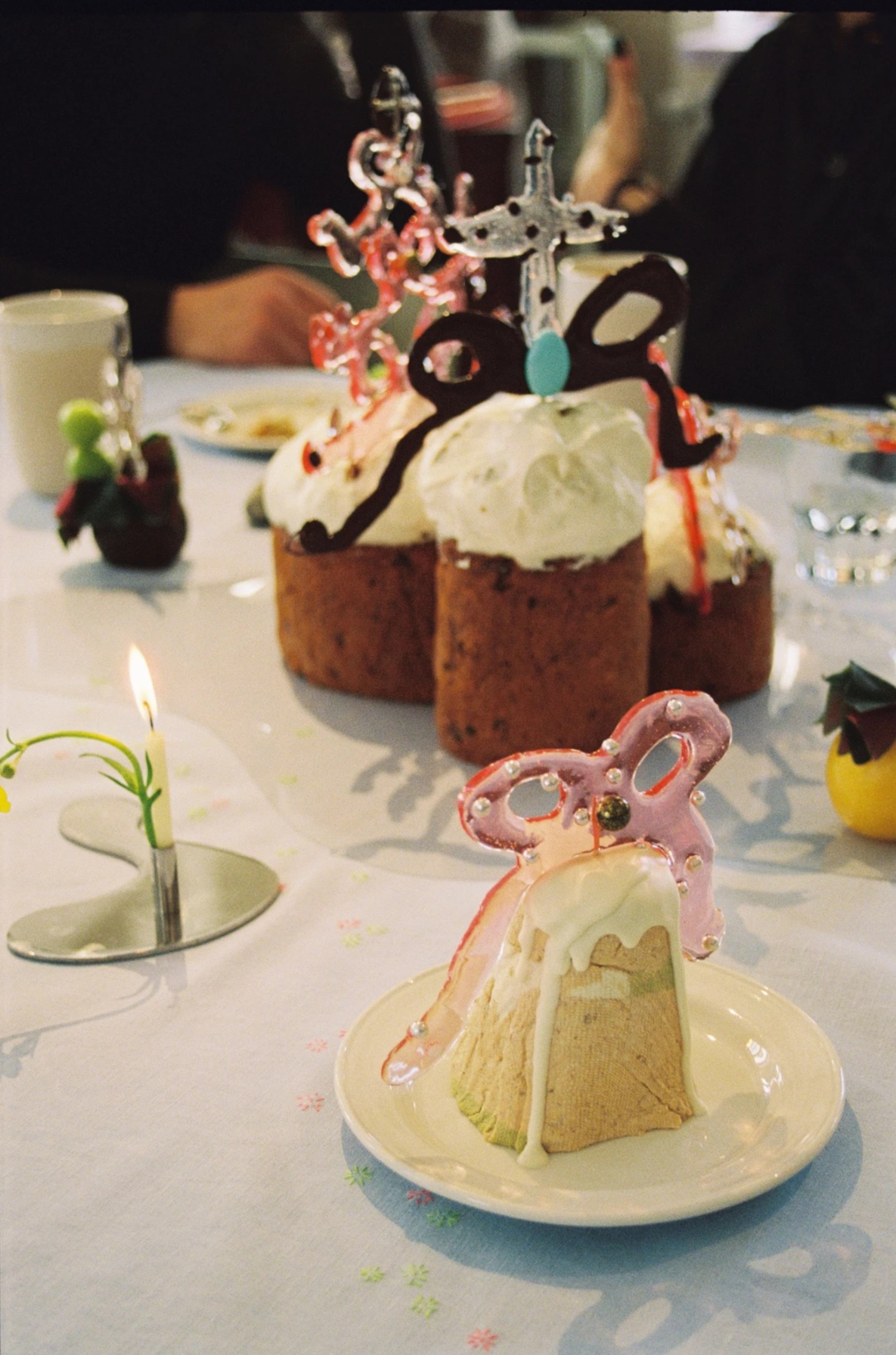 Карамельные банты на куличах и яйца в прозрачном шифоне: выбираем сет-дизайн на Пасху (фото 3)