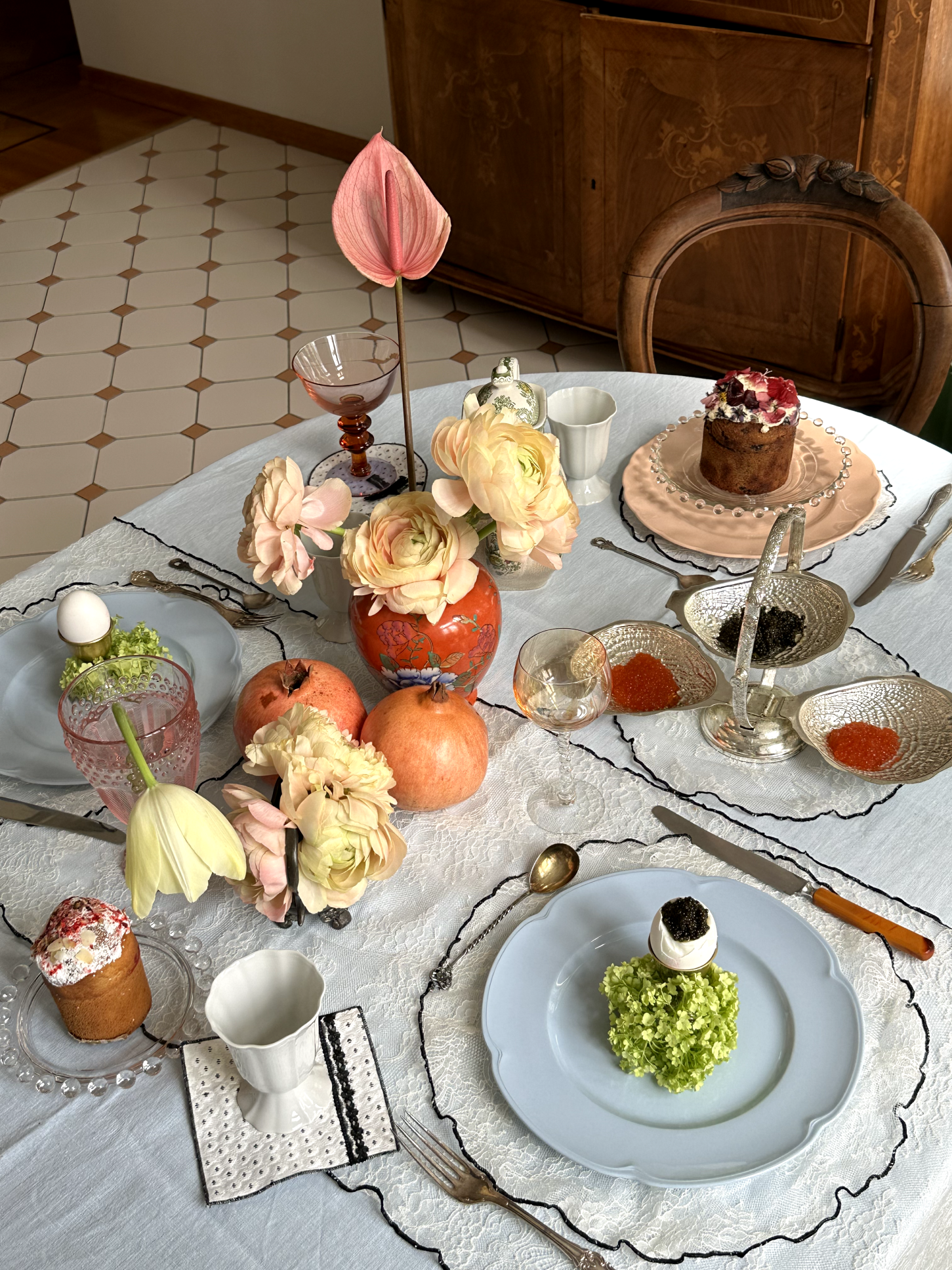 Карамельные банты на куличах и яйца в прозрачном шифоне: выбираем сет-дизайн на Пасху (фото 15)