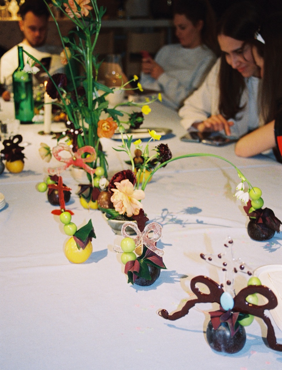 Карамельные банты на куличах и яйца в прозрачном шифоне: выбираем сет-дизайн на Пасху (фото 4)