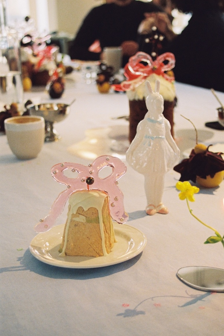 Карамельные банты на куличах и яйца в прозрачном шифоне: выбираем сет-дизайн на Пасху (фото 2)