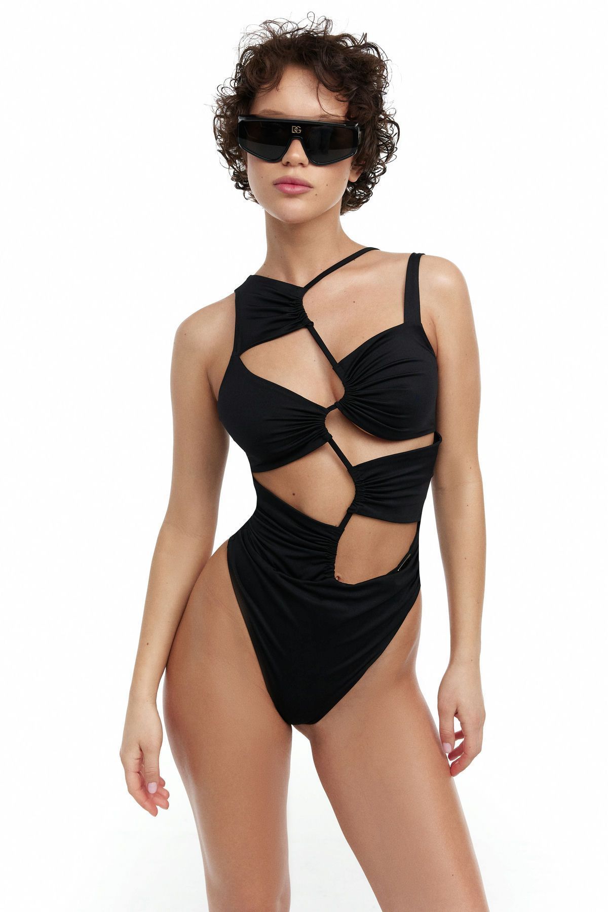 С перламутровыми бусинами, в стиле ретро и монохром: какой купальник носить этим летом (фото 4)