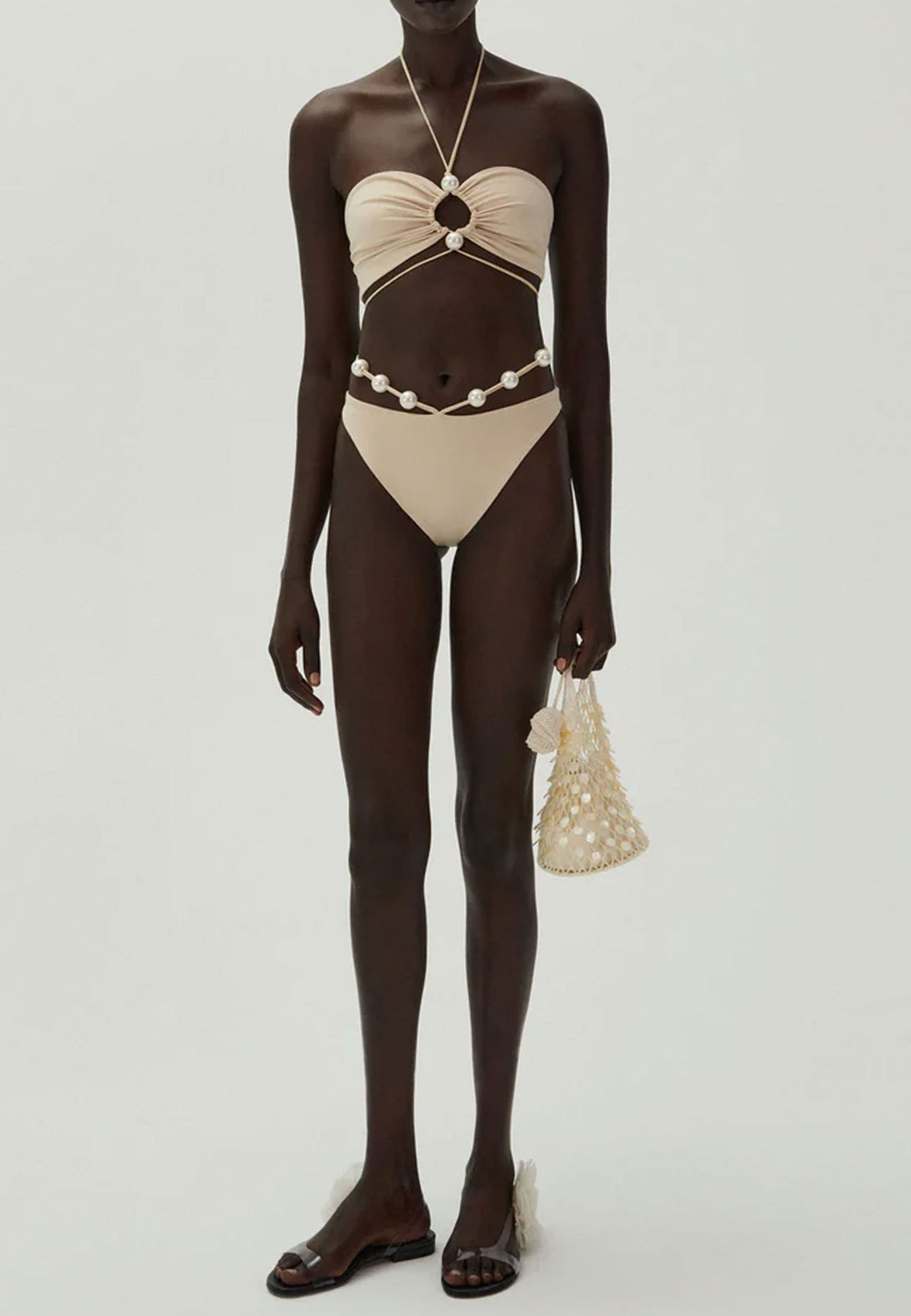С перламутровыми бусинами, в стиле ретро и монохром: какой купальник носить этим летом (фото 11)