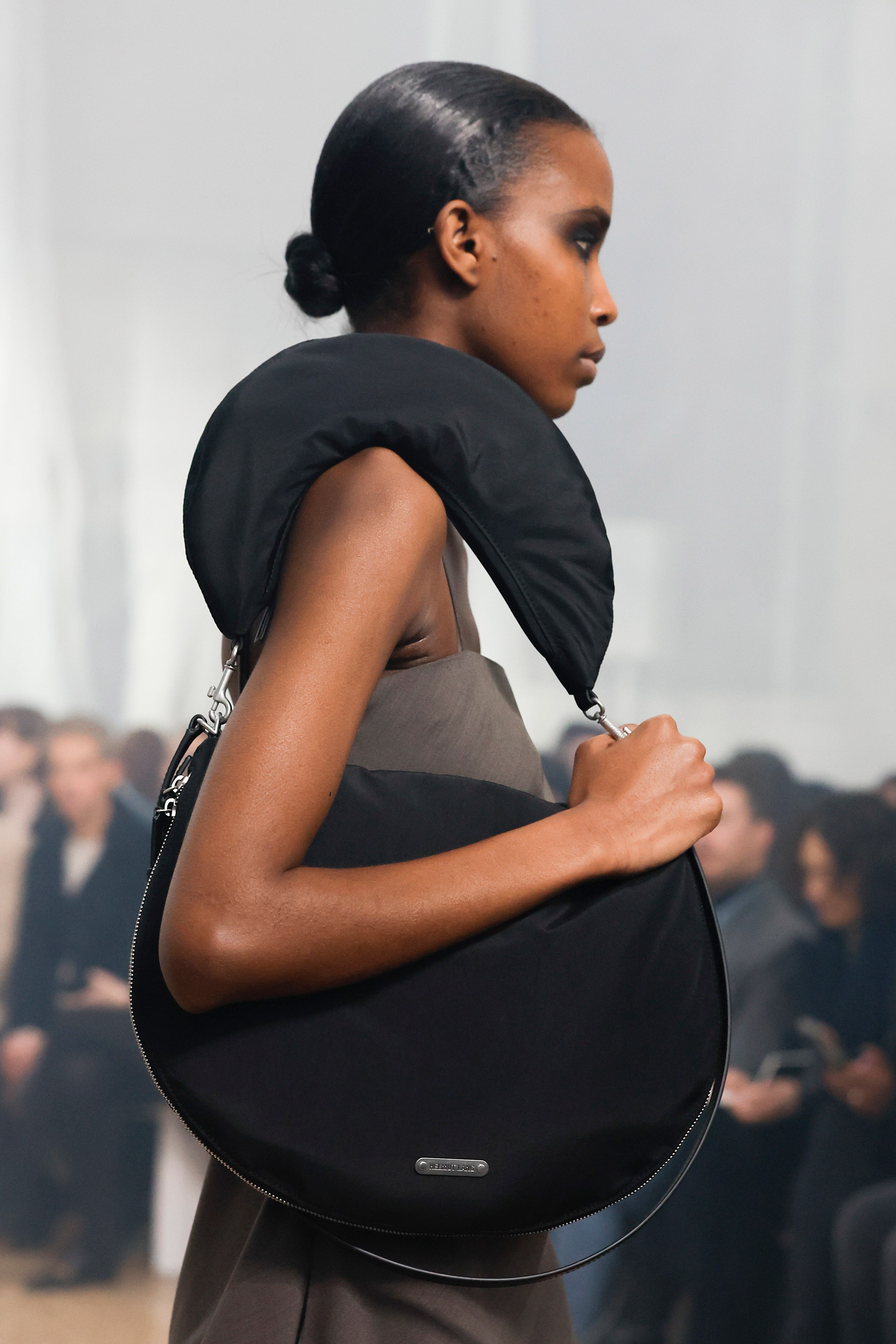 Цилиндры, лохматые и в размере XXL: главные сумки осени 2024 (фото 18)