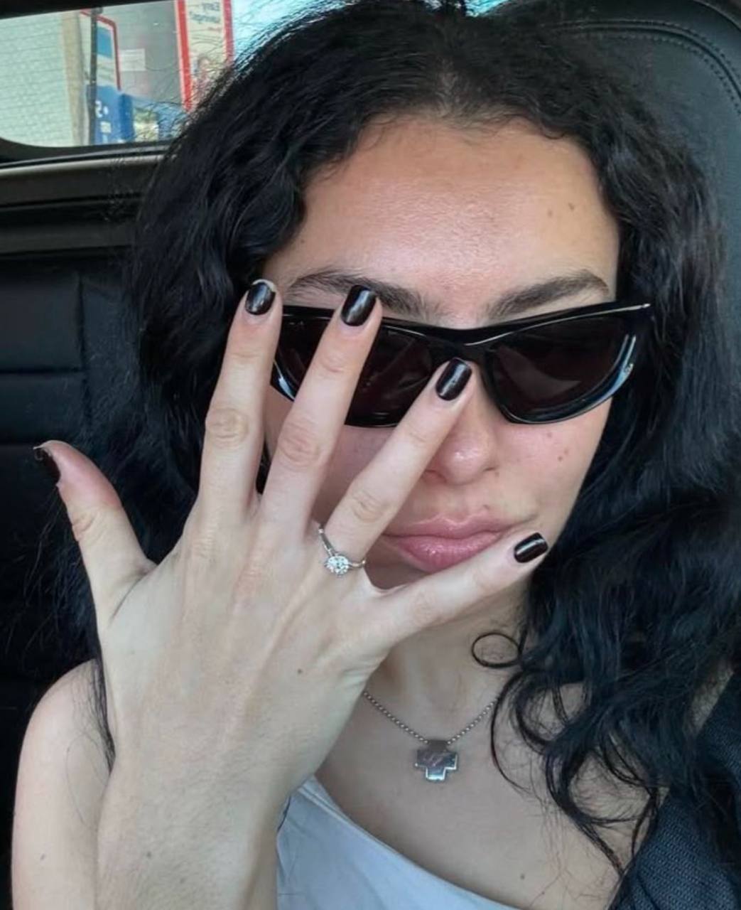 Charli XCX вышла замуж за барабанщика группы The 1975 (фото 4)