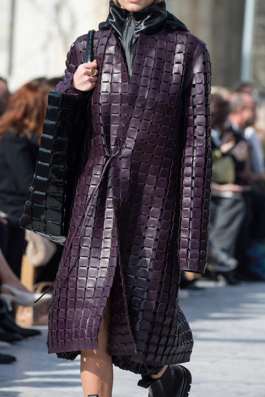 Рыцарь Burberry Prorsum и клатч The Pouch Bottega Veneta: знаковые креативные решения Даниела Ли (фото 16)