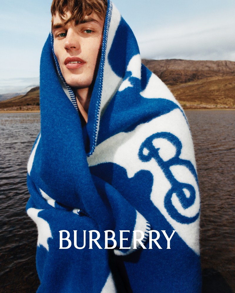 Рыцарь Burberry Prorsum и клатч The Pouch Bottega Veneta: знаковые креативные решения Даниела Ли (фото 24)