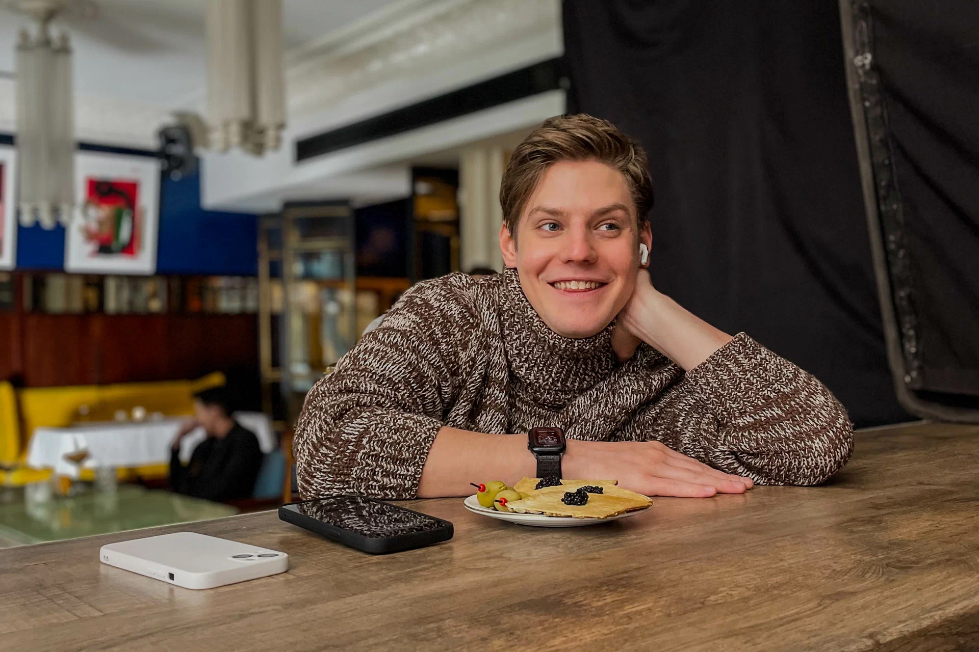 «Принимать ту жизнь, которую выбирают друзья»: Павел Табаков — о проявлении чувств и комедии «По барам» (фото 8)