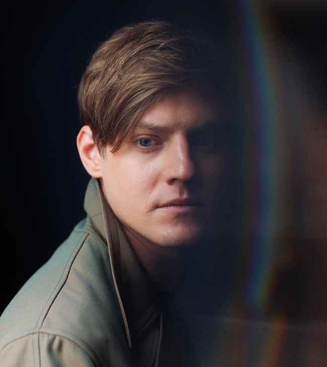 «Принимать ту жизнь, которую выбирают друзья»: Павел Табаков — о проявлении чувств и комедии «По барам» (фото 7)