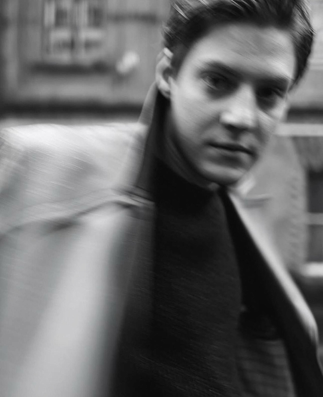 «Принимать ту жизнь, которую выбирают друзья»: Павел Табаков — о проявлении чувств и комедии «По барам» (фото 6)