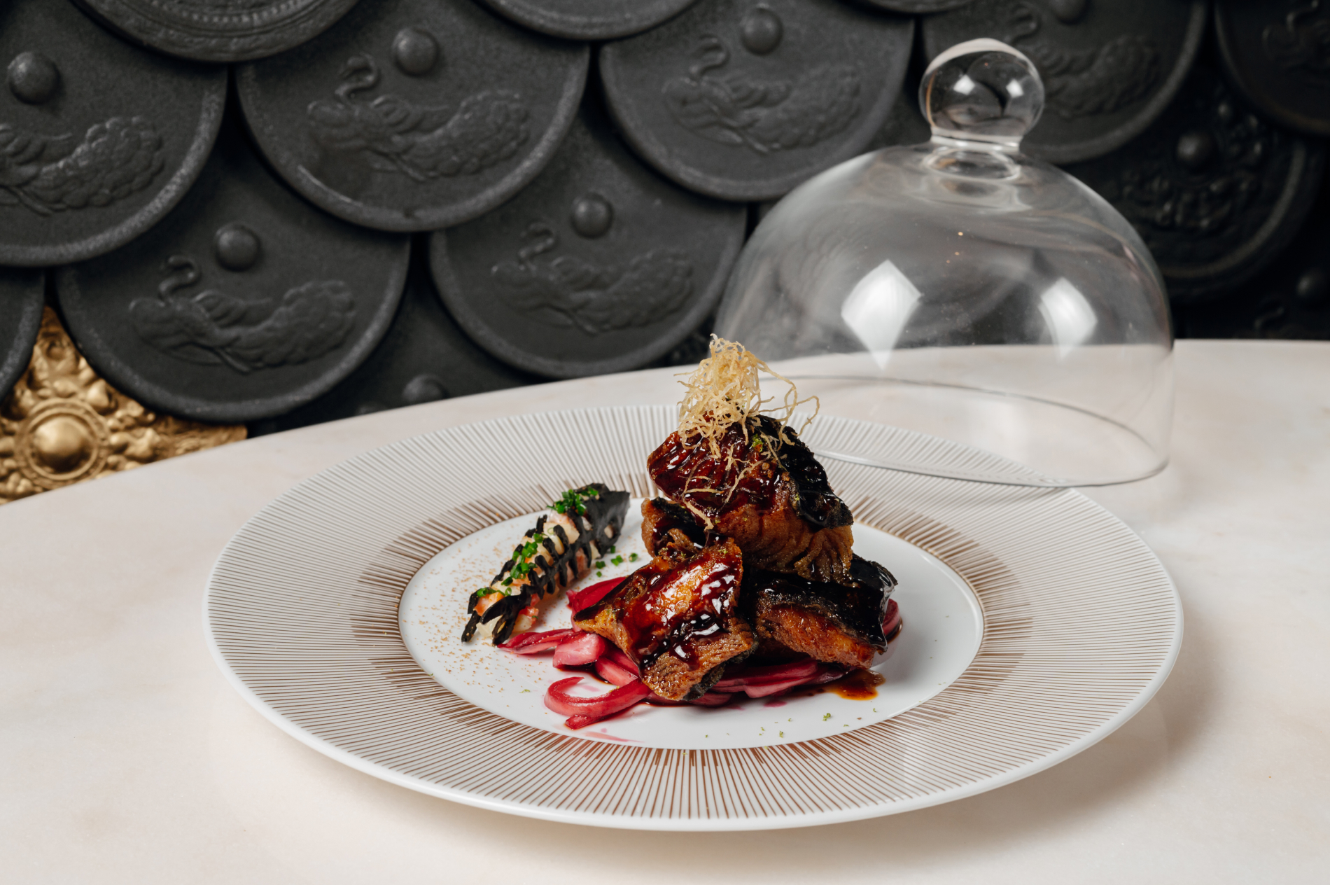 Новости ресторанов: сашими из желтохвоста, маринованные свиные ушки и мусака с осьминогом (фото 5)